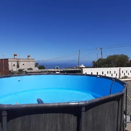 Vakantiehuis Peaceful Getaway With Pool & Bbq Area